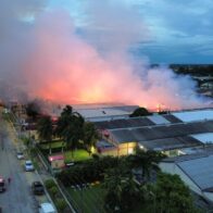 Bomberos de ocho municipios combaten incendio en zona franca SPM; 9-1-1 coordina asistencia
