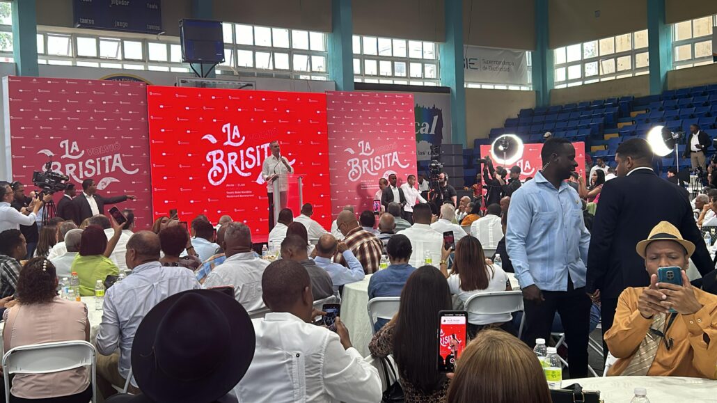 Residentes de Villa Juana dicen sentirse satisfecho de recibir "la brisita navideña"