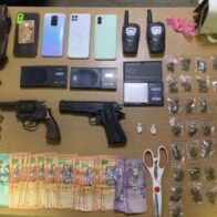 Autoridades confiscan armas de fuego ilegales, marihuana y motocicletas durante allanamientos en Santiago