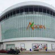Imagen externa. Hombre se lanza desde el balcón de Agora Mall en DN