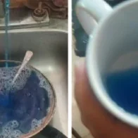 Imagen externa. Agua azul sorprende y alarma a residentes de Villa Olímpica en Santiago