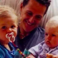 Imagen externa. Foto histórica de Michael Schumacher y Max Verstappen viralizada en redes sociales