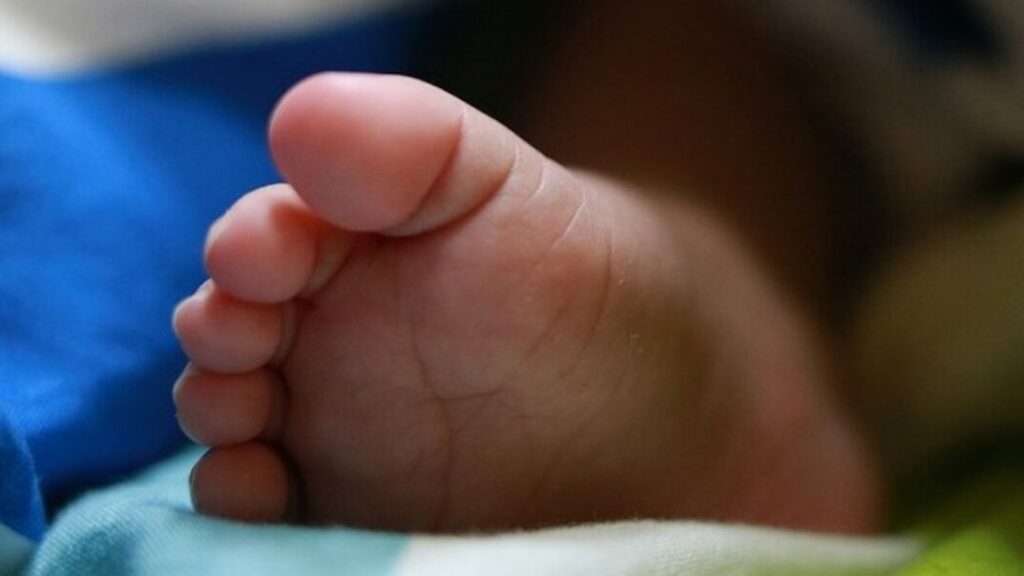 Madre de bebé apuñalada en Villa Rivas retira querella; MP mantiene acusación contra el imputado