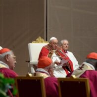El papa celebró la misa por los 123 obispos y cardenales fallecidos este año