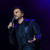 Luis Fonsi recuerda que su carrera comenzó sin presupuesto "y tocando puertas"