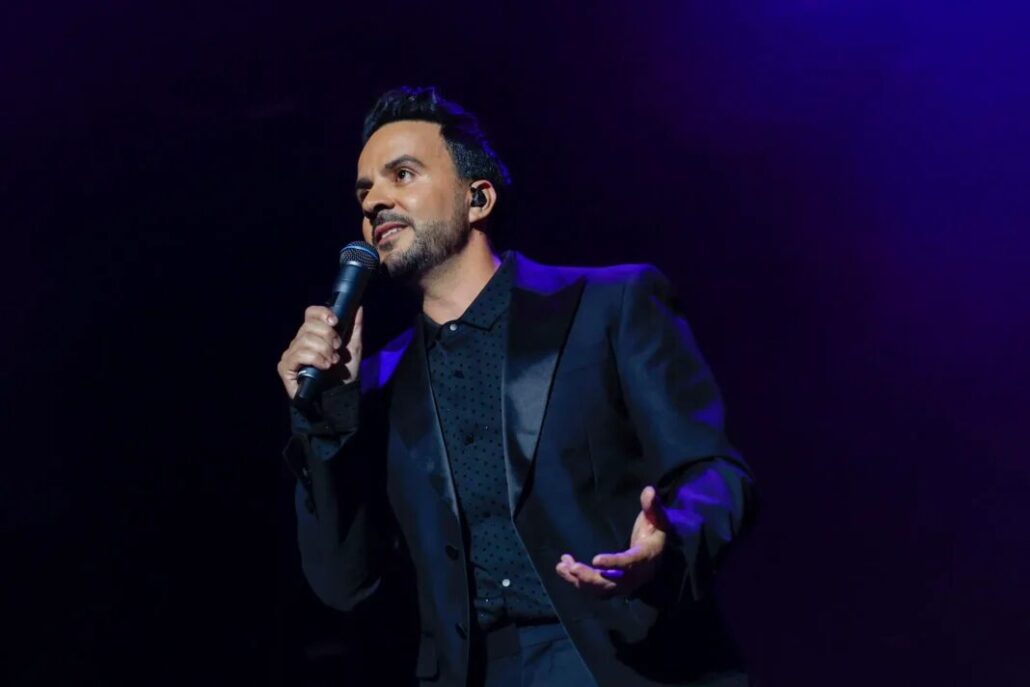 Luis Fonsi recuerda que su carrera comenzó sin presupuesto "y tocando puertas"