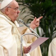 El papa insta a los jóvenes a no conformarse con ser "estrellas de un día" en las redes