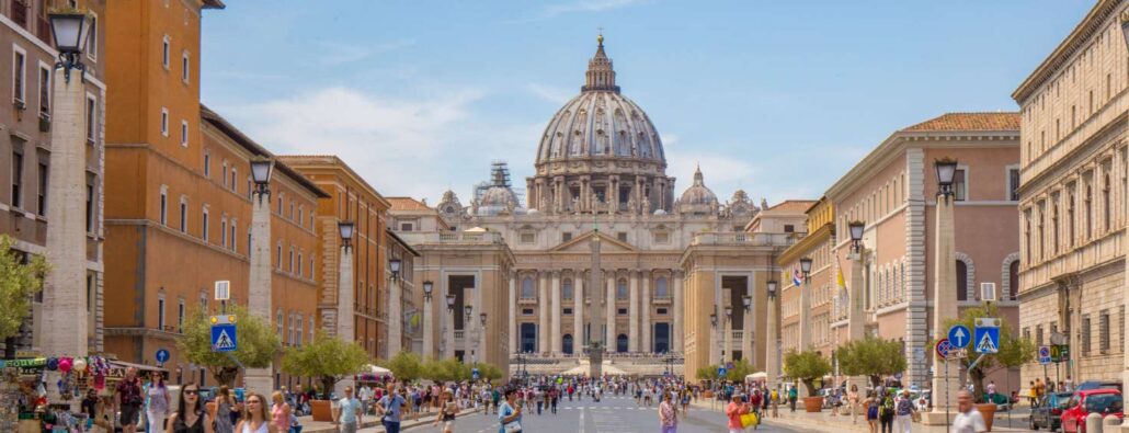 El papa pide "medidas urgentes" y "sacrificios" para sostener las pensiones del Vaticano