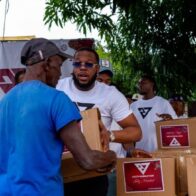 Imagen externa. Vladimir Guerrero Jr. y su familia llevan alegría a Don Gregorio en esta Navidad