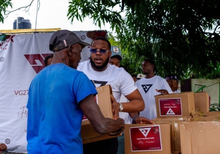 Vladimir Guerrero Jr. y su familia llevan alegría a Don Gregorio en esta Navidad 3 | Noticias de hoy en República Dominicana Imagen externa. Vladimir Guerrero Jr. y su familia llevan alegría a Don Gregorio en esta Navidad