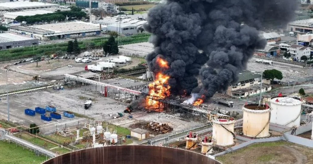 Varios heridos graves tras una fuerte explosión en una refinería en Italia
