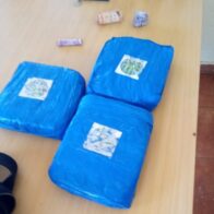 Detienen a dos jóvenes con tres paquetes de marihuana en una motocicleta
