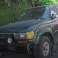 Denuncian vehículo lleva abandonado varios años en plena vía en Ensanche Piantini