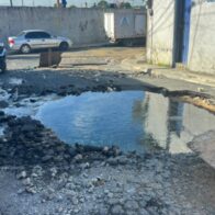 Explosión de tubería provoca socavón y desperdicio de agua en Los Alcarrizos