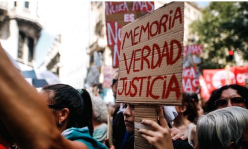 Pobreza, desempleo y golpe a la democracia, el rastro de la "motosierra" de Milei