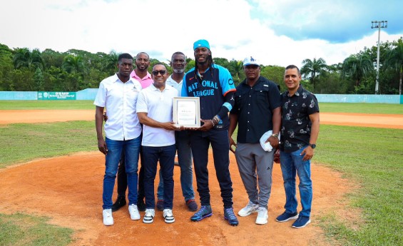 Víctor Pichardo recibe reconocimiento en "Juegos de Grandes Ligas" en Monte Plata