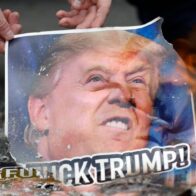 Sindicatos de trabajadores de Panamá quemaron este lunes una bandera de Estados Unidos junto con carteles de Donald Trump
