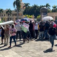 FENATRANO y ASONAEMTRA protestan frente al Palacio en demanda de pagos y beneficios pendientes