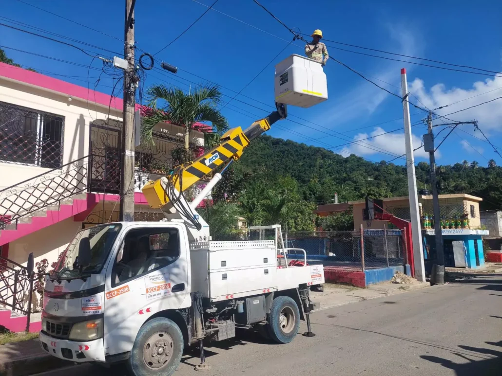 Edesur mejora voltaje en comunidades de San Cristóbal con una inversión superior a los RD$12 millones