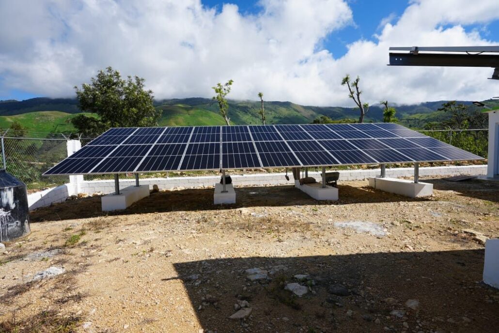 RD recibe premio regional por proyecto innovador de energía limpia en Independencia