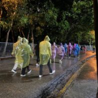 Con muletas y bajo la lluvia, fanáticos llegan el Centro Olímpico