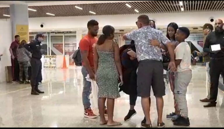 Dominicanos ausentes llegan al país para disfrutar navidad con seres queridos