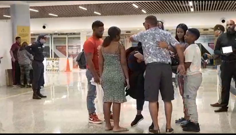 Dominicanos ausentes llegan al país para disfrutar navidad con seres queridos
