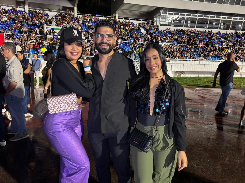 Con brillo y estilo mariachi: Llegan fanáticos para despedir la gira de Ana Gabriel