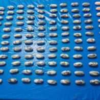 Atrapan en aeropuerto nigeriano con 134 bolsitas de cocaína en el estómago