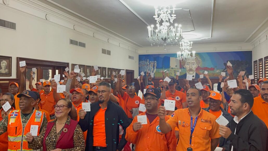 Gobernadora entrega bonos navideños a voluntarios de la Defensa Civil en Santiago