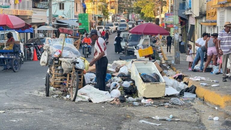 Residentes afirman “Cristo Rey está lleno de basura”; hacen llamado a autoridades 4 | Noticias de hoy en República Dominicana WhatsApp Image 2024 12 17 at 8.35.54 PM | Noticias de hoy en De Último Minuto