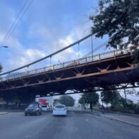 Hombre sobrevive tras lanzarse de un puente en Santiago