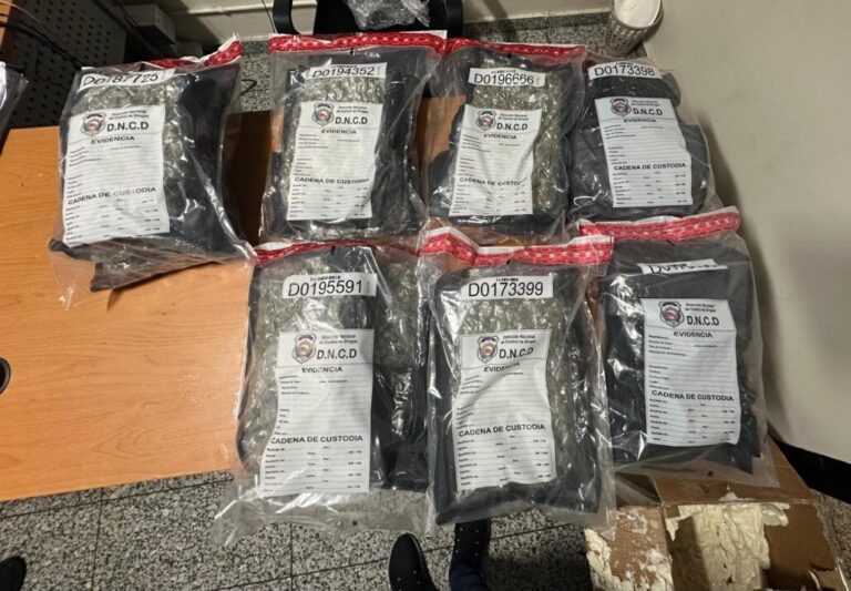 Autoridades confiscan en el AILA otros 15 paquetes de marihuana