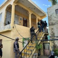 Policía desmantela dos puntos de venta de drogas y ocupa miles de porciones en La Romana