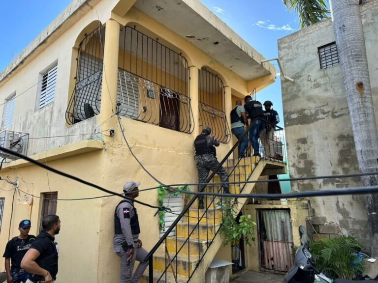 Policía desmantela dos puntos de venta de drogas y ocupa miles de porciones en La Romana 6 | Noticias de hoy en República Dominicana Policía desmantela dos puntos de venta de drogas y ocupa miles de porciones en La Romana
