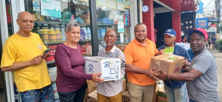 Felipe Félix (Kuki) lleva tradicional reparto "Navidad con Dignidad" a familias escasos recursos SDO 6 | Noticias de hoy en República Dominicana WhatsApp Image 2024 12 23 at 10.07.08 AM | Noticias de hoy en De Último Minuto