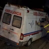Ambulancia queda varada por mal estado de calle en Santiago