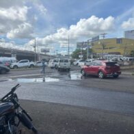 Caos vial y contaminación por desborde de sistema sanitario en intersección de Av. Kennedy y Buenaventura Freites