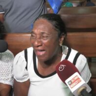 “La buscó hasta que la mató”, madre llora desconsolada en velatorio de su hija asesinada en Los Alcarrizos
