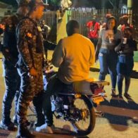 Caos en Bayaguana por desorden de motoristas tras aguinaldo navideño