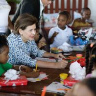 La alegría y esperanza llega a San Pedro de Macorís; Raquel Peña entrega juguetes y comparte con niños