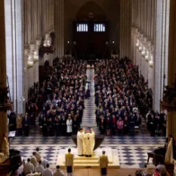 El arzobispo de París Laurent Ulrich consagrando el nuevo altar de Notre-Dame el domingo. Sara Meyssonnier / REUTERS