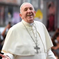 El papa pasó una noche tranquila y se espera un nuevo parte médico