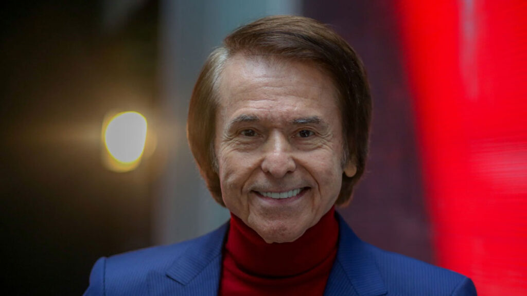 Raphael ha pasado la noche "tranquilo y consciente", ingresado en un hospital de Madrid