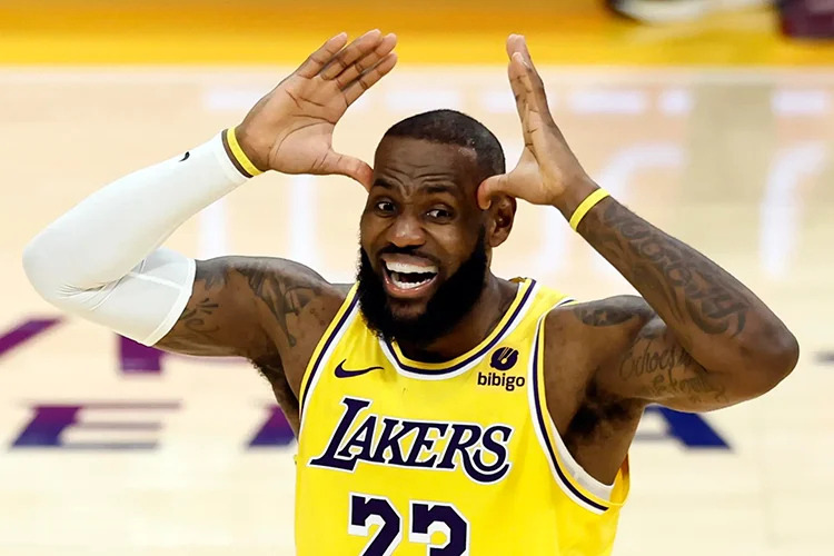 LeBron James celebra sus 40 años como "El Rey de la NBA"