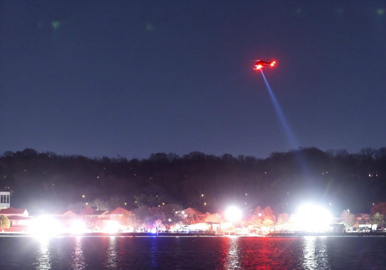 Autoridades anuncian que han recuperado 28 cuerpos del accidente aéreo en Washington