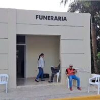 Estudiantes reciben docencia en una funeraria