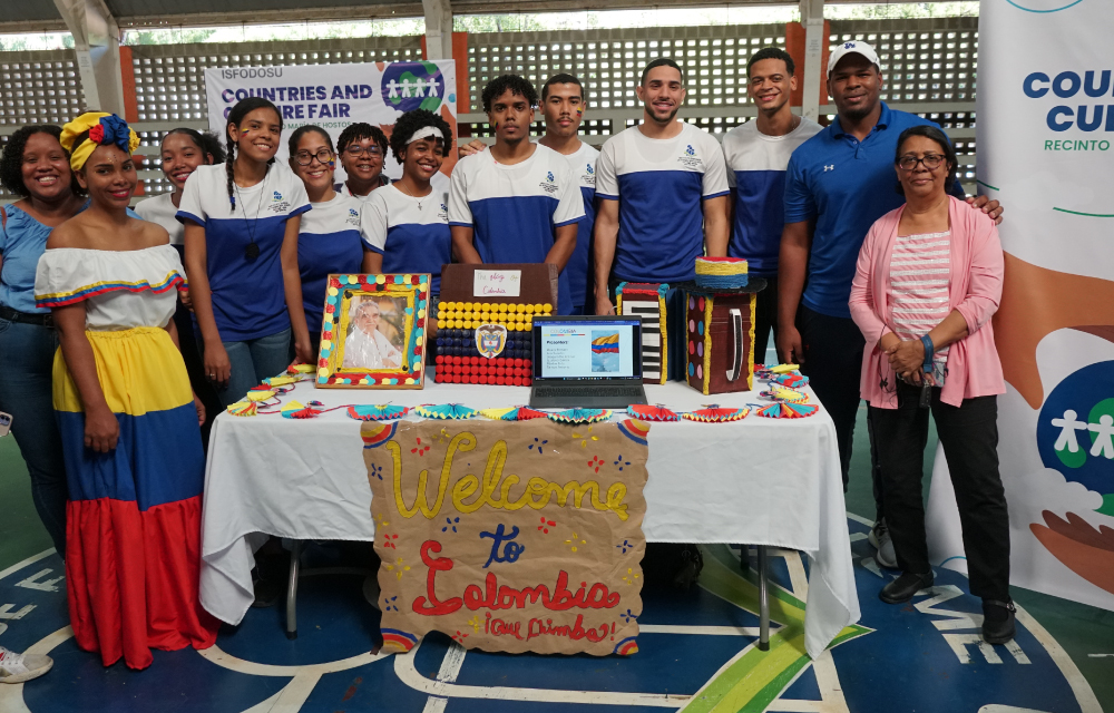 ISFODOSU cierra ciclo académico con Feria Cultural "Countries and Culture Fair 2024"