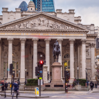 La Bolsa de Londres baja un 0,73 % lastrada por los bancos y las aseguradoras
