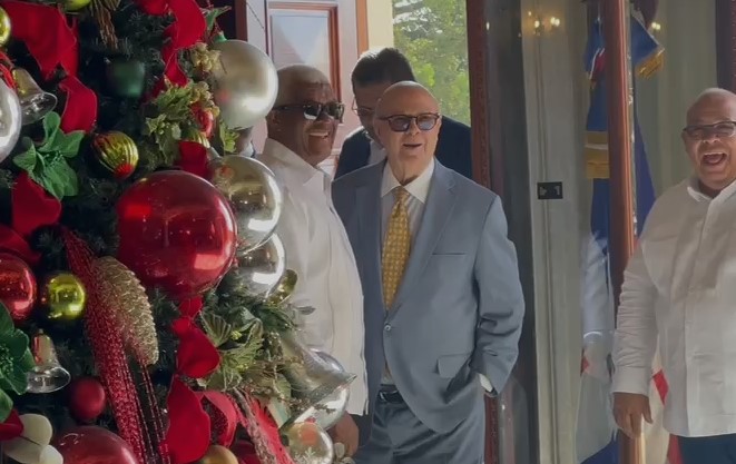 Hipólito Mejía llega al Palacio Nacional para acto en apoyo a la democracia en Venezuela